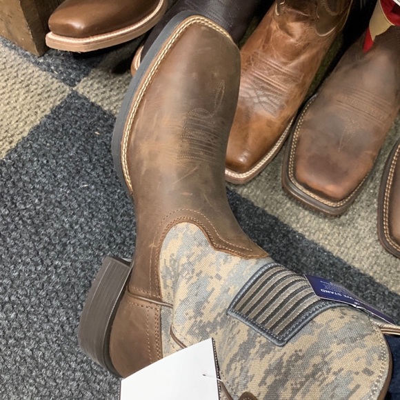 SELLING NEW & PRE-OWNED ATHLETIC GEAR - Picture 12 of 13